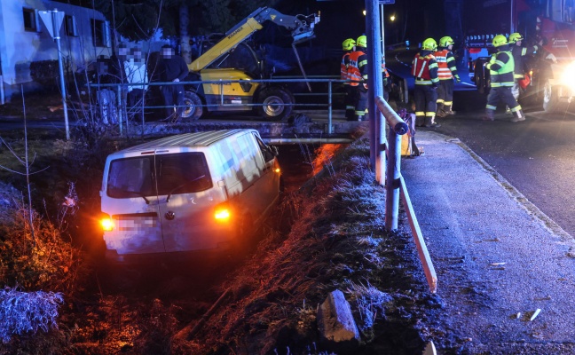 Personenrettung: Transporter steckte in Micheldorf in Obersterreich im Bachbett unter Brcke fest