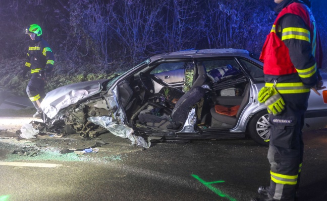 Menschenrettung nach schwerem Verkehrsunfall zwischen PKW und Kleintransporter in Wilhering