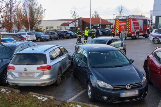 Sechs kaputte Autos: Autolenker landete nach medizinischem Notfall auf Firmenparkplatz in Pasching