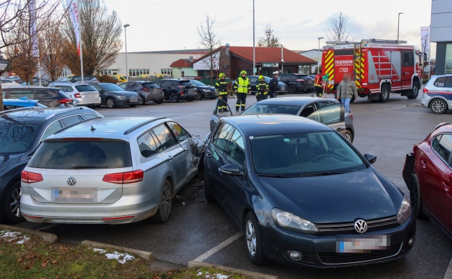 Sechs kaputte Autos: Autolenker landete nach medizinischem Notfall auf Firmenparkplatz in Pasching