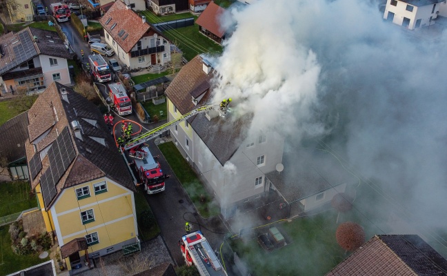 Fnf Feuerwehren bei Dachstuhlbrand bei einem Doppelhaus in Attnang-Puchheim im Einsatz