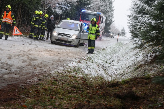 Regau: Autolenkerin bei winterlichen Fahrbedingungen von der Strae abgekommen