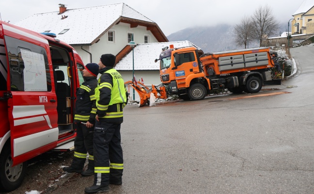 Schneepflug sorgte ungewollt fr rutschige Strae in Grnburg