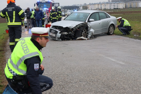 Frontalcrash zwischen zwei Autos in Enns fordert vier Verletzte