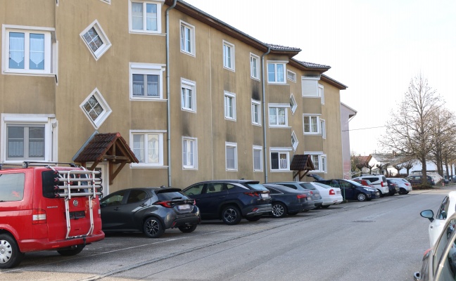 Einsatzkrfte zu vermeintlichem Brand in einem Mehrparteienhaus in Traun alarmiert