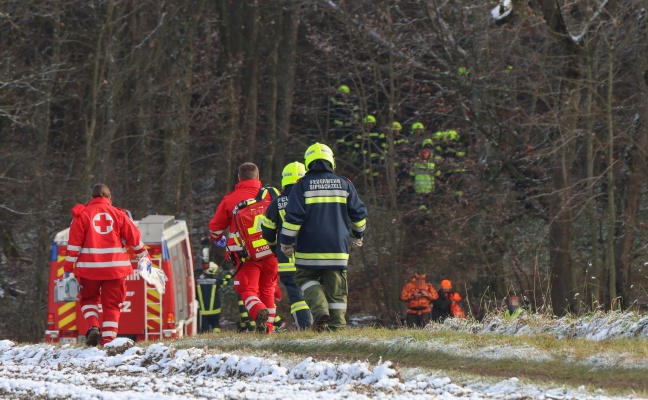 Personenrettung: Rettung einer verletzten Person aus unwegsamem Waldstck in Sipbachzell
