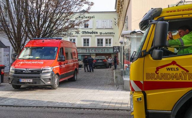 Dreister Falschparker in Wels-Innenstadt beschftigte Feuerwehr, Polizei und Abschleppdienst