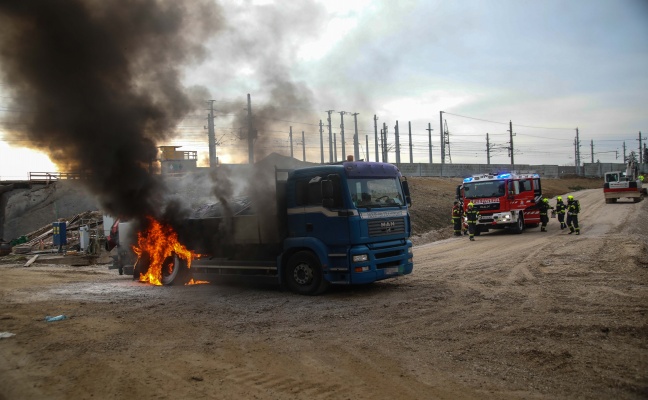 Drei Feuerwehren bei LKW-Brand auf Baustelle in Marchtrenk im Einsatz