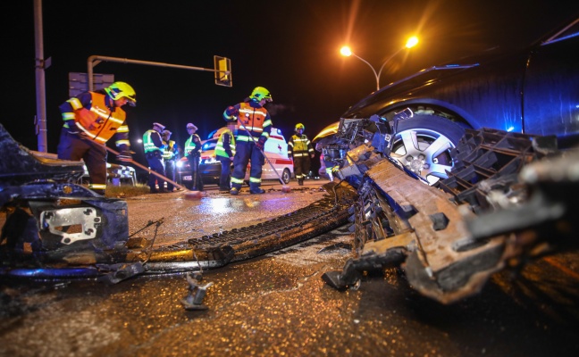 Schwerer Kreuzungscrash auf Wiener Strae in Marchtrenk fordert eine verletzte Person
