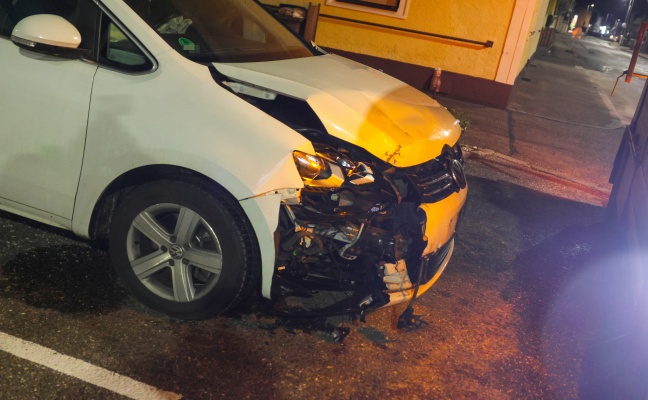 Einsatzkrfte zu Personenrettung nach schwerem Verkehrsunfall in Attnang-Puchheim alarmiert