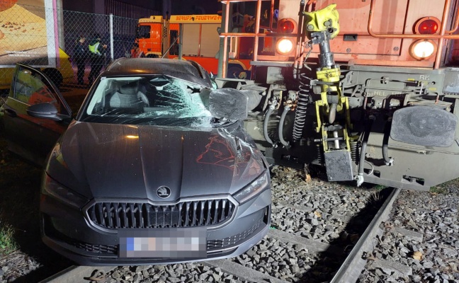 Auto auf Bahnbergang in Linz-Industriegebiet-Hafen von Verschublok erfasst