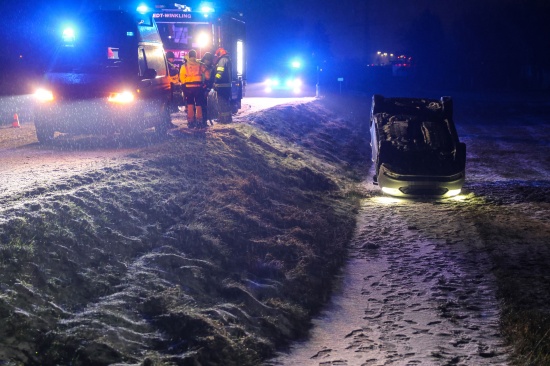 Edt bei Lambach: Auto bei winterlichen Fahrbedingungen von Wiener Strae abgekommen und berschlagen
