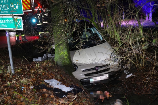 Auto bei Verkehrsunfall in Wels-Oberthan im Bachbett gegen Baum geprallt