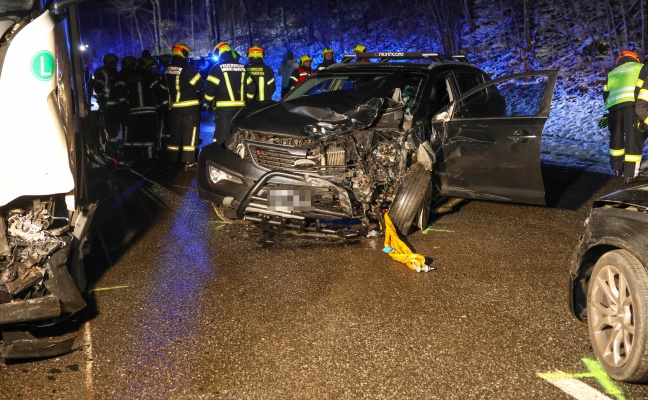 Schwerer Crash zwischen Kleintransporter, LKW und zwei PKW auf Pyhrnpass Strae bei St. Pankraz