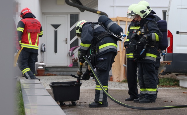 Akkubrand: Feuerwehr nach Brand eines greren Akkupacks in Wels-Schafwiesen im Einsatz