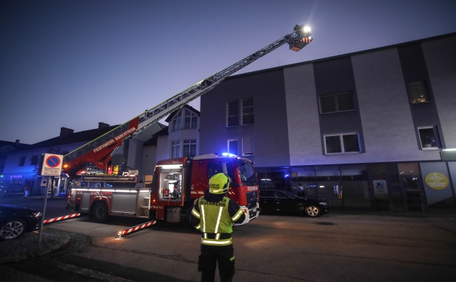 Passanten vermuteten Brand im Dachbereich eines Gebudes in Marchtrenk