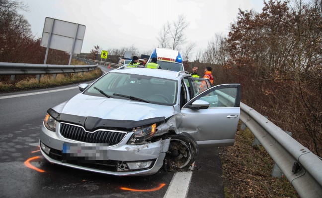 Auto auf Welser Autobahn im Abfahrtsbereich bei Weikirchen an der Traun gegen Leitschiene gekracht