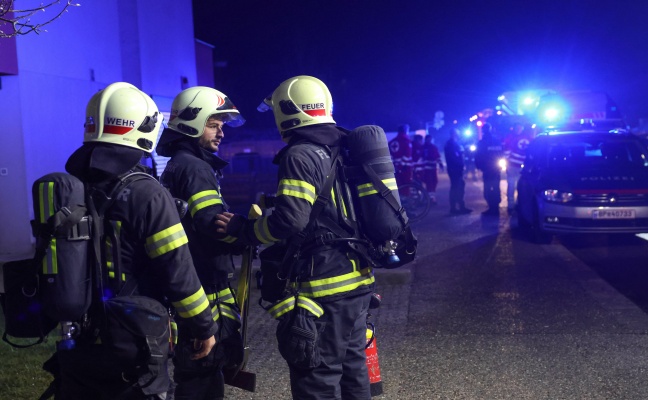 Ein Verletzter bei nchtlichem Kleinbrand in einem Mehrparteienwohnhaus in Wels-Pernau