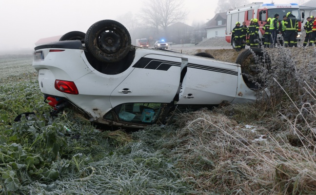 Autoberschlag: PKW auf leicht vereister Pyhrnpass Strae bei Schlierbach von Strae abgekommen