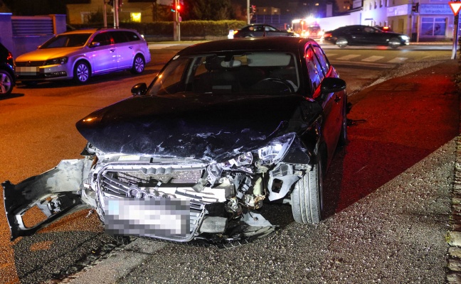 Personenrettung nach Crash: Zwei Verletzte bei Verkehrsunfall auf einer Kreuzung in Wels-Lichtenegg