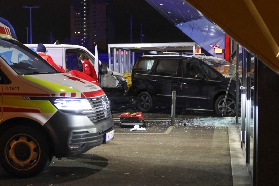 Reanimation, Frau verletzt: Transporter schiebt Auto in Wels-Vogelweide durch Geschftsfassade