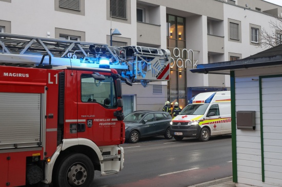 Person in Absturzgefahr: Einsatz bei Wohn- und Geschftsgebude in Wels-Neustadt