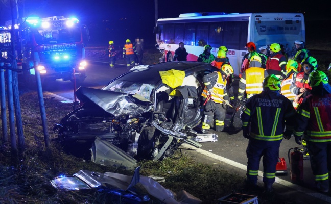 Auto gegen Linienbus: Zwei Schwerverletzte bei Frontalkollision auf Eferdinger Strae in Alkoven