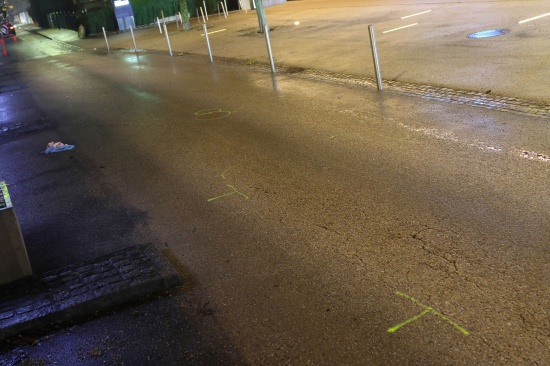 Schwer verletzt: Fugnger im Ortszentrum von Thalheim bei Wels von einem Auto erfasst