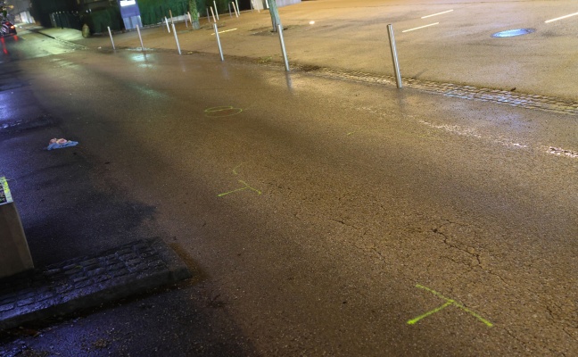 Schwer verletzt: Fugnger im Ortszentrum von Thalheim bei Wels von einem Auto erfasst