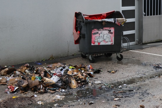 Brand eines Altpapiercontainers vor einem Hochhaus in Wels-Vogelweide