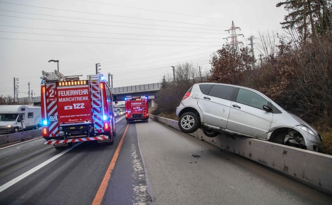 Spektakulrer Unfall: Auto hing nach Unfall auf Welser Autobahn bei Marchtrenk auf der Leitwand