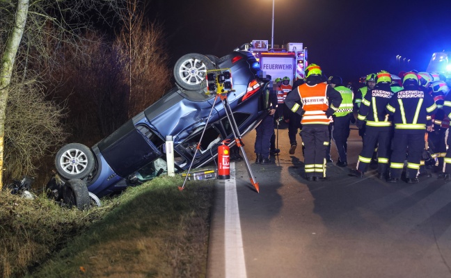 Auto gegen Baum: PKW landete nach schwerem Verkehrsunfall auf Wiener Strae bei Gunskirchen am Dach