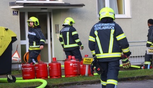 Gefhrliche Situation bei Zimmerbrand in einem Mehrparteienwohnhaus in Vcklabruck