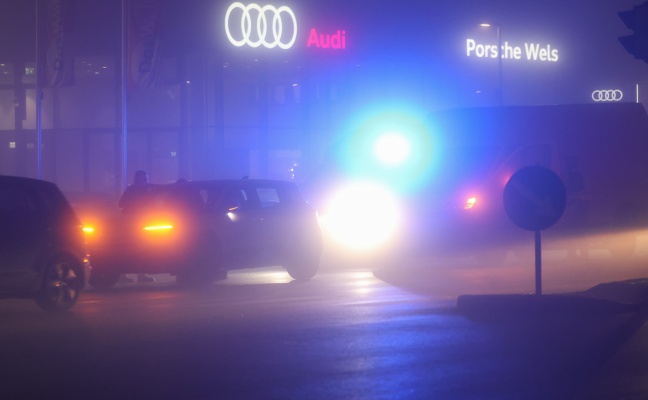 Auffahrunfall im dichten Nebel auf Wiener Stra�e in Wels-Schafwiesen fordert eine verletzte Person