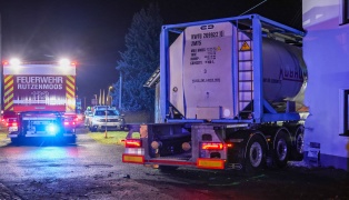 Schwerer Kreuzungscrash: LKW nach Unfall auf Salzkammergutstrae bei Regau gegen Wohnhaus gekracht