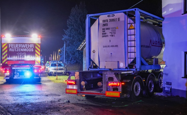 Schwerer Kreuzungscrash: LKW nach Unfall auf Salzkammergutstra�e bei Regau gegen Wohnhaus gekracht