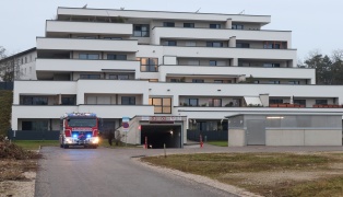 Feuerwehr nach gemeldetem CO-Alarm in einer Wohnanlage in Wels-Vogelweide im Einsatz