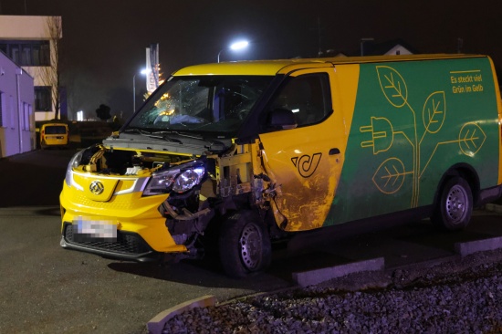 Crash zwischen Postfahrzeug und PKW auf Rieder Strae bei Aurolzmnster