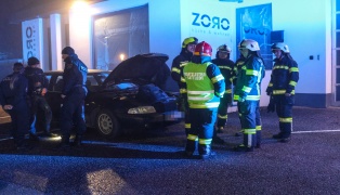 Turboschaden bei Abschleppman�ver: Feuerwehr zu gemeldetem PKW-Brand nach Sattledt alarmiert