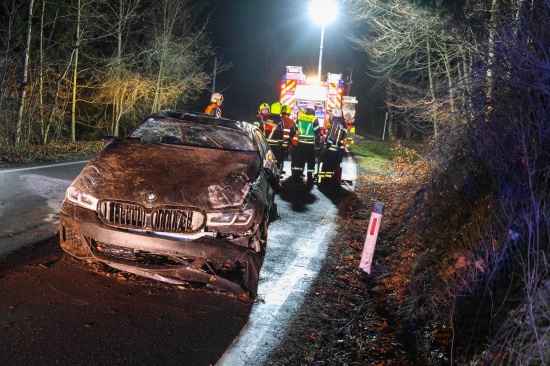 Auto berschlagen: Verkehrsunfall mit zwei Verletzten auf Nibelungenstrae in Haibach ob der Donau