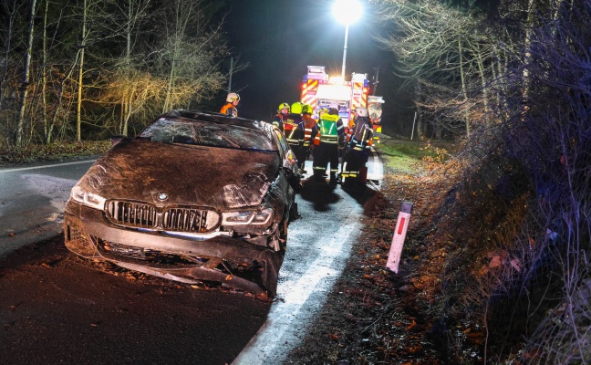 Auto berschlagen: Verkehrsunfall mit zwei Verletzten auf Nibelungenstrae in Haibach ob der Donau