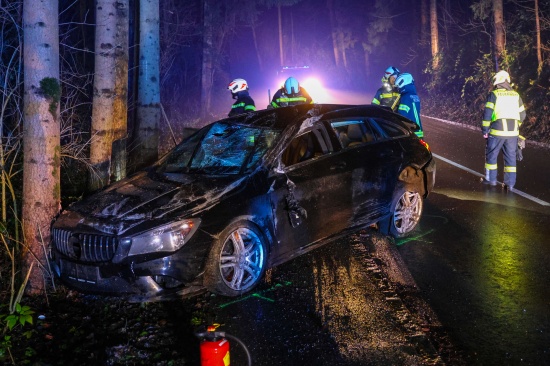 Auto bei schwerem Verkehrsunfall in Kematen am Innbach gegen Bume gekracht und berschlagen