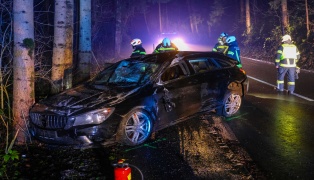 Auto bei schwerem Verkehrsunfall in Kematen am Innbach gegen B�ume gekracht und �berschlagen