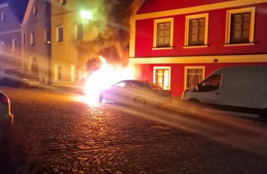 Totalschaden: Motorraum eines PKW in Linz-Ebelsberg in Vollbrand