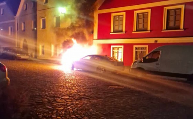 Totalschaden: Motorraum eines PKW in Linz-Ebelsberg in Vollbrand