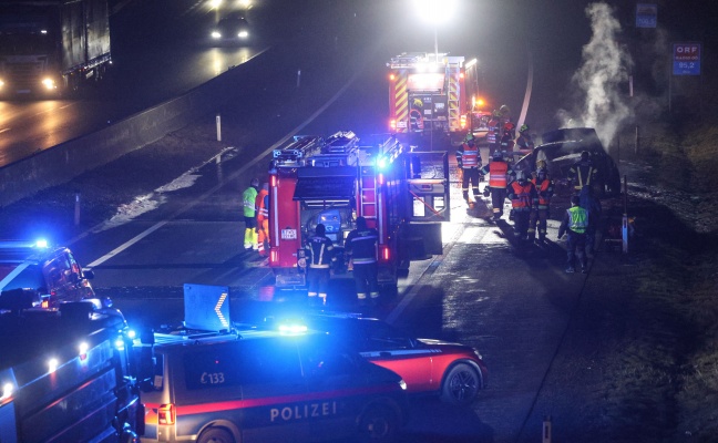 Auto auf Innkreisautobahn in Pichl bei Wels in Vollbrand
