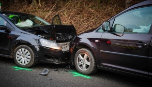 Frontalunfall zwischen zwei PKW auf Lamprechtshausener Stra�e bei Handenberg fordert drei Verletzte