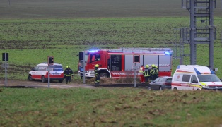 T�dliches Ereignis: Person auf Bahn�bergang bei Neuhofen an der Krems von Regionalzug erfasst