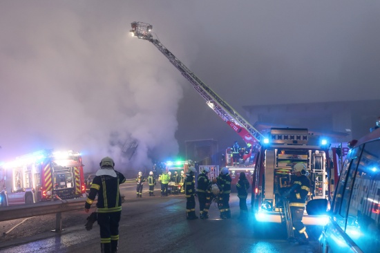 Gro�einsatz: Acht Feuerwehren bei Vollbrand einer Halle eines Unternehmens in Kirchham im Einsatz