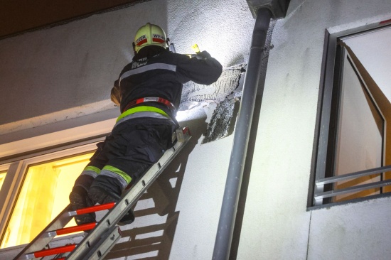 Brand einer Wohnrauml�ftung in Wels-Schafwiesen breitete sich auf Geb�udefassade aus